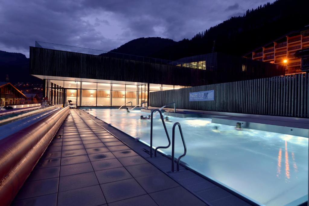 Bazén v ubytovaní Appartement dans petit chalet alebo v jeho blízkosti