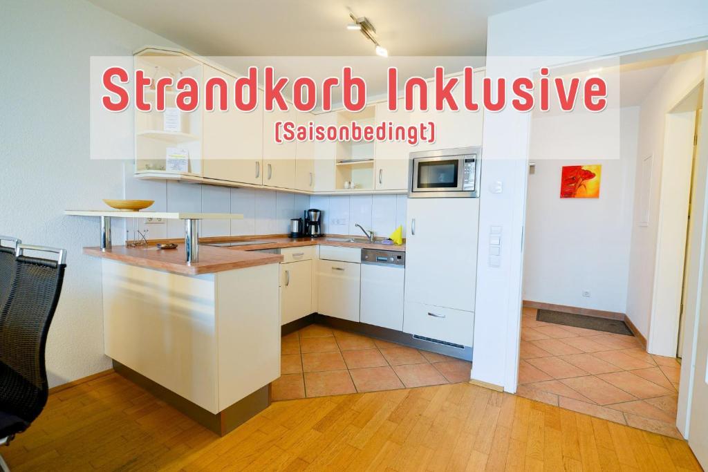 een keuken met witte kasten en een aanrecht bij Strandpalais PE08 in Cuxhaven