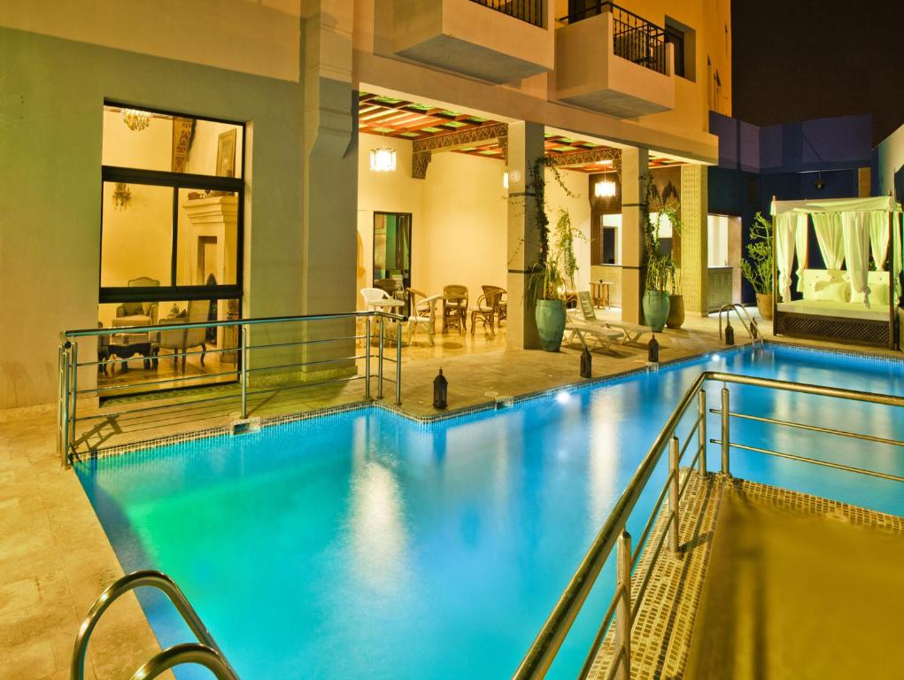 馬拉喀什的住宿－勞倫斯·德拉比酒店，大楼内的一个蓝色海水游泳池