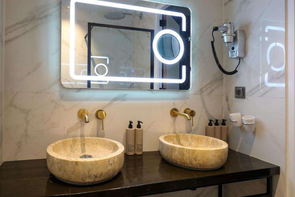 Travel Proud Valerius Boutique Hotel - Deluxe Triple Room