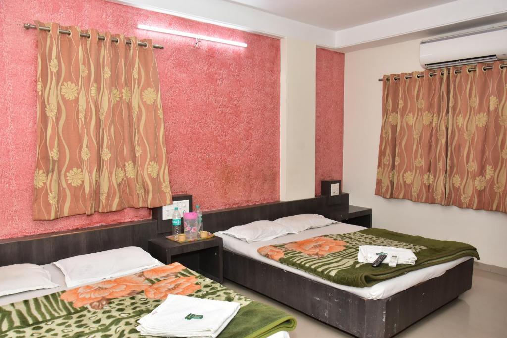 Postel nebo postele na pokoji v ubytování Hotel sai dhyan