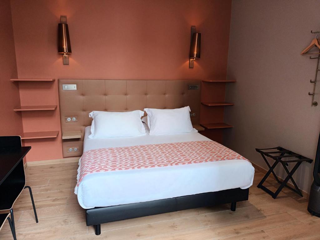 Postel nebo postele na pokoji v ubytování Hôtel Loysel le Gaucher