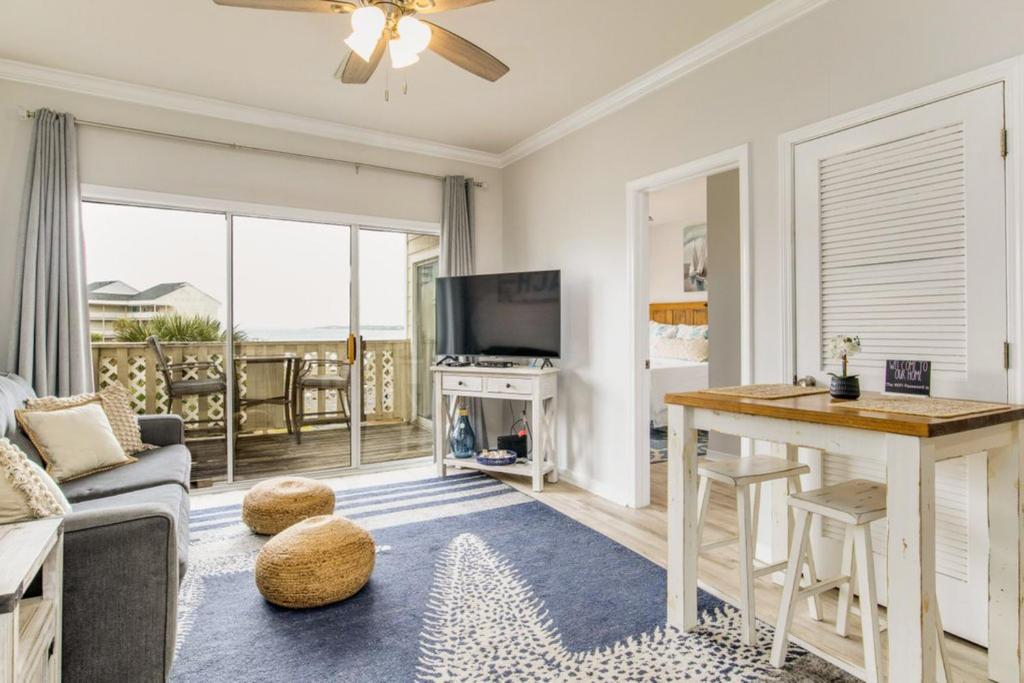 ein Wohnzimmer mit einem Sofa und einem Tisch in der Unterkunft Baywatch F5 in Pensacola Beach