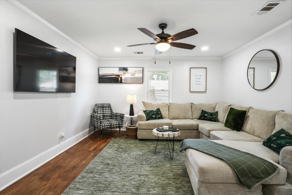 Modern Home 8 mins from Airport, 14 mins to Downtown - Housity