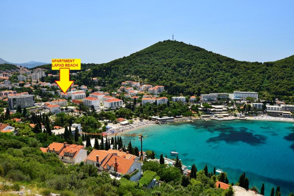 una vista aérea de una ciudad con una señal amarilla en Apartment Lapad Beach, en Dubrovnik