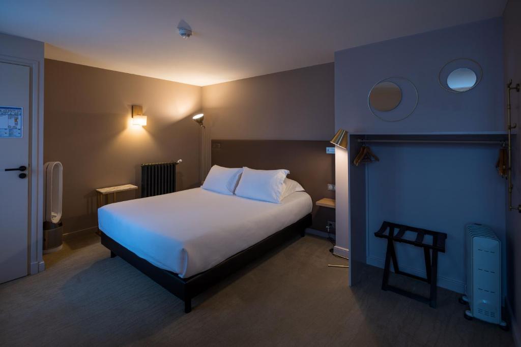 Postel nebo postele na pokoji v ubytování Hôtel Loysel le Gaucher
