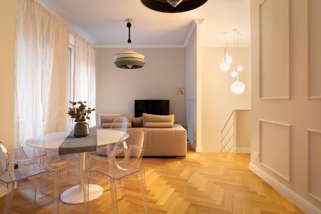 ein Wohnzimmer mit einem Tisch und einem Sofa in der Unterkunft Castore Apartment in Mailand