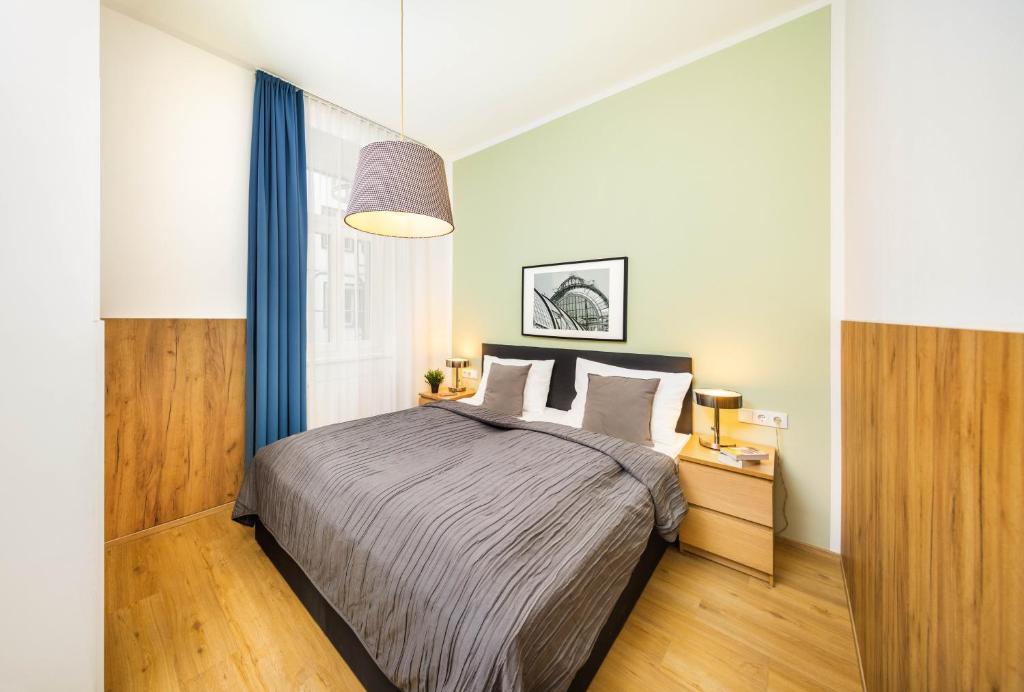 - une chambre avec un grand lit et une fenêtre dans l'établissement Jimmy's Apartments Dandelion, à Vienne