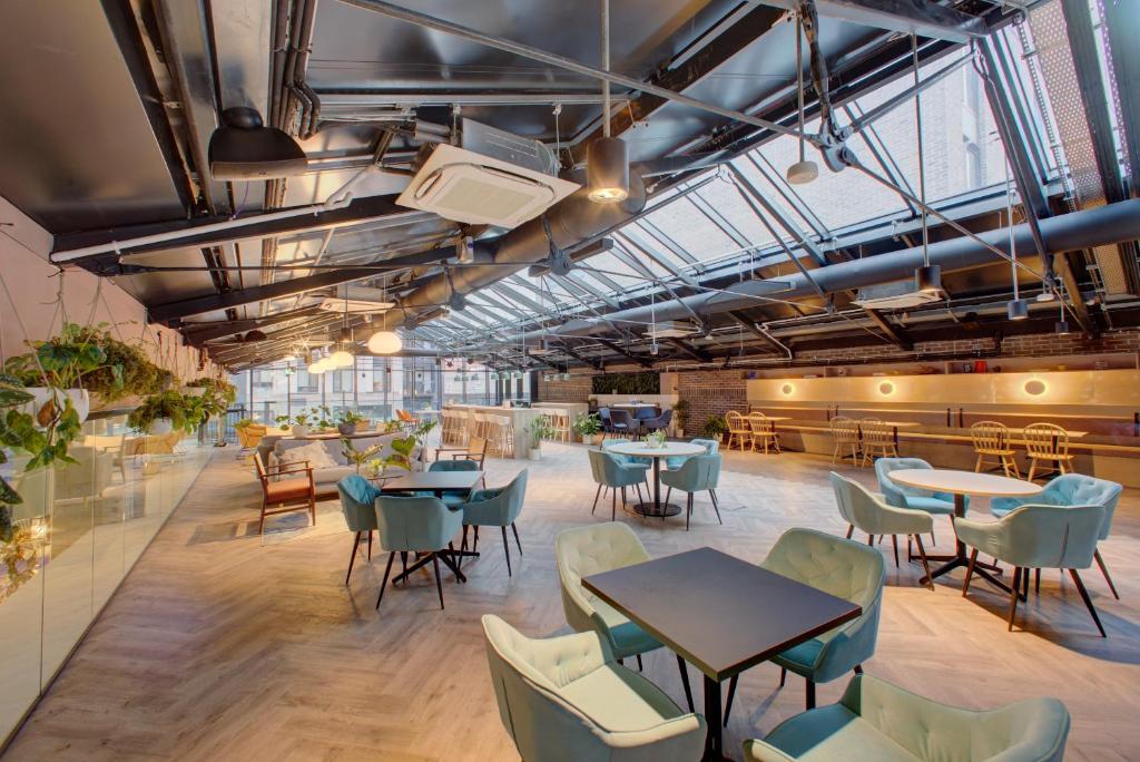 un restaurante con mesas y sillas y una cafetería en Destiny Student - Ardee Point en Dublín