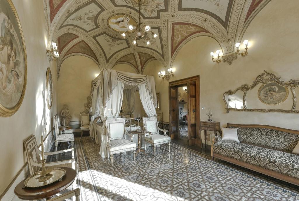 Residenze d'Epoca Palazzo Coli Bizzarrini tesisinde bir oturma alanı