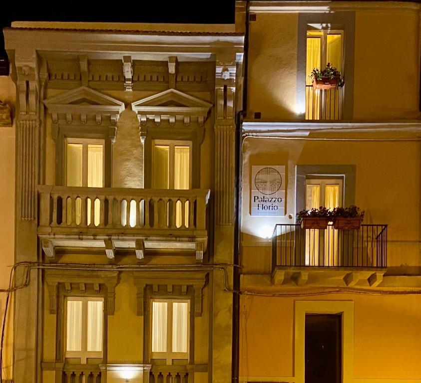 ein Gebäude mit einem Balkon und einem Schild darauf in der Unterkunft Palazzo Florio Boutique Residence in Vasto