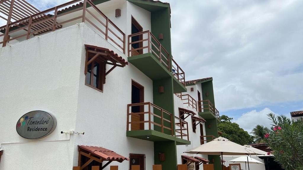 un edificio con balcones en un lateral en Tamandare Residence, en Tamandaré