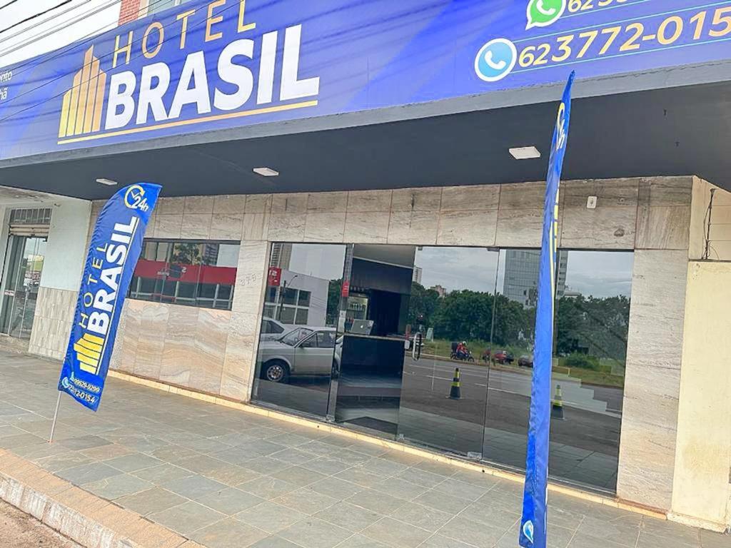 a hotel branch with a car in the window at Hotel Brasil Anapolis Goias in Anápolis