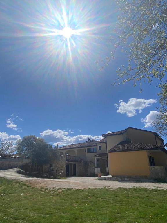 un bâtiment où le soleil brille dans le ciel dans l'établissement Villa Ignoto, à Bale