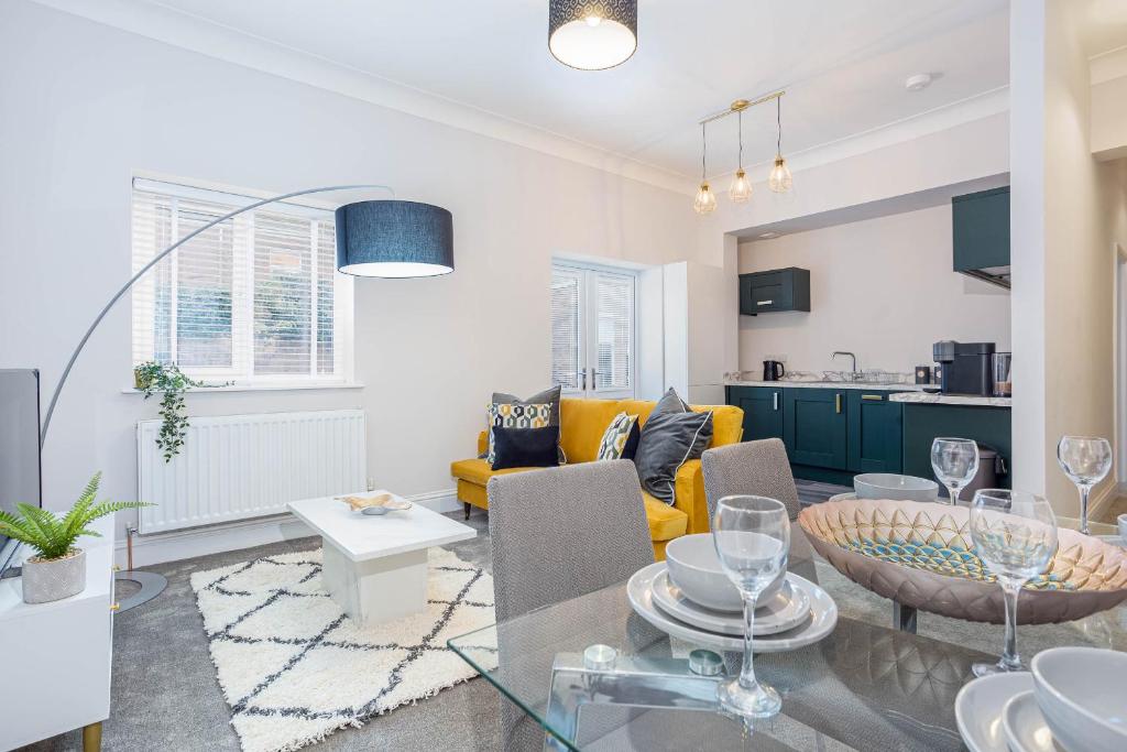 ein Wohnzimmer mit Sofa und Tisch in der Unterkunft Coppergate Mews Grimsby No.3 - 2 bed, 2 bath, ground floor apartment in Grimsby