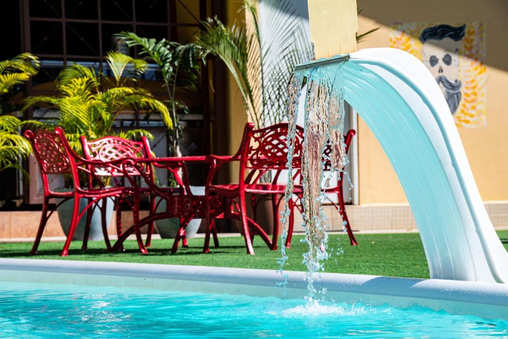 Kolam renang di atau dekat dengan Roxy's Bed & Breakfast