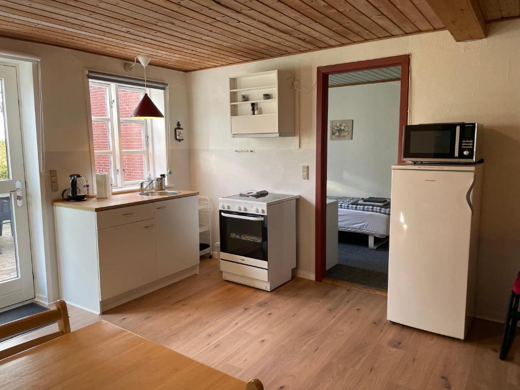 una cucina con lavandino e piano cottura forno superiore di Kragh B&B a Løsning