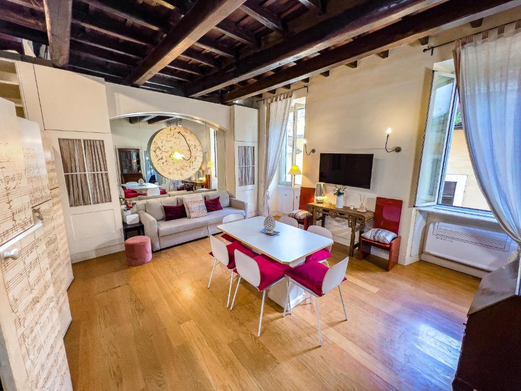 ein Wohnzimmer mit einem Tisch und einem Sofa in der Unterkunft IREX Piazza Navona private Cozy apartment in Rom