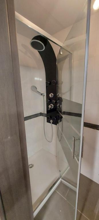 La salle de bains est pourvue d'une douche avec un pommeau de douche. dans l'établissement Room dream, à Wiltz