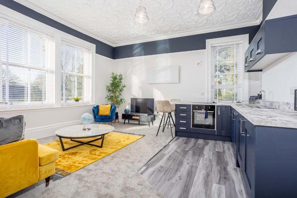 eine Küche und ein Wohnzimmer mit blauen und weißen Wänden in der Unterkunft Coppergate Mews Grimsby No.4 - 1 bed, 1st floor apartment in Grimsby