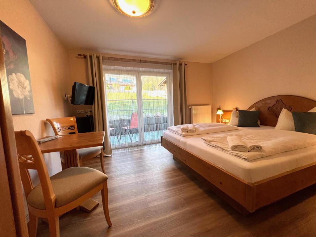 Postel nebo postele na pokoji v ubytování Hotel Fischer am See