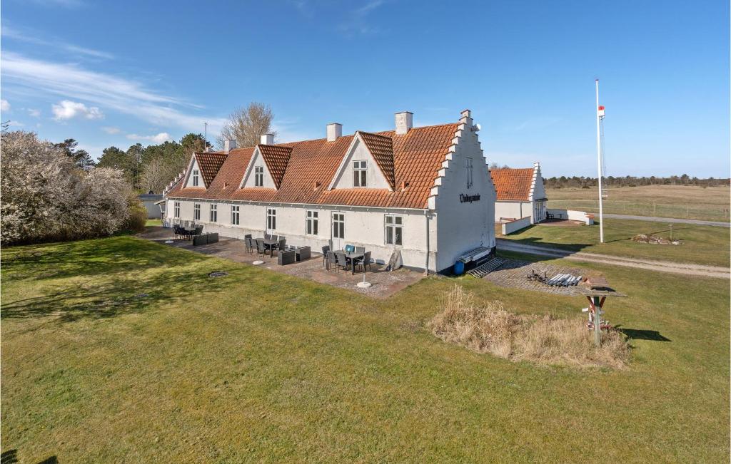 een luchtzicht op een wit huis met een tuin bij Amazing Apartment In Allingbro With Kitchen in Allingåbro