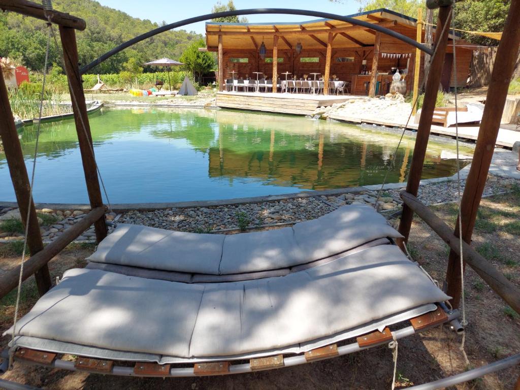 Bazén v ubytovaní L'Etang Des Cigales alebo v jeho blízkosti
