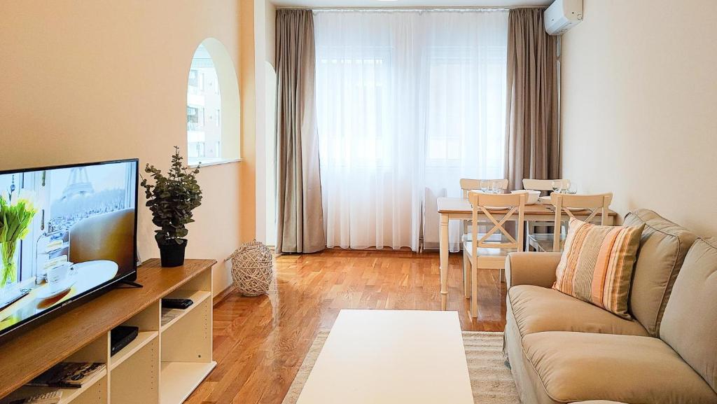 Μια τηλεόραση ή/και κέντρο ψυχαγωγίας στο FilinHome Pelagica Suite