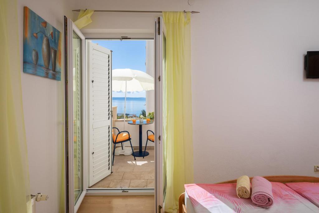 Villa Ruza - Quarto Duplo Com Varanda E Vista Parcial Do Mar