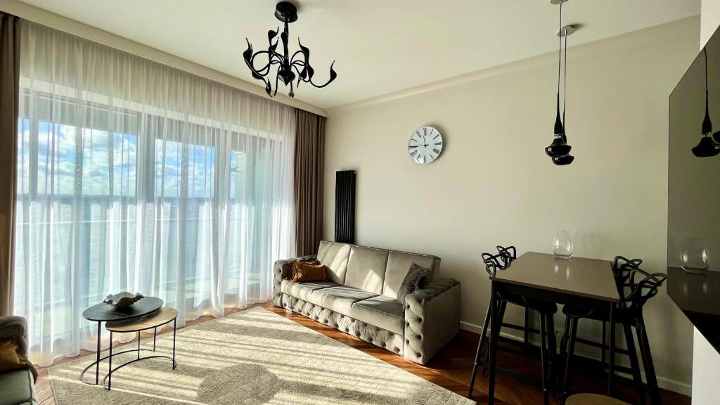 una sala de estar con un sofá y una mesa en Hanza 1107, en Szczecin