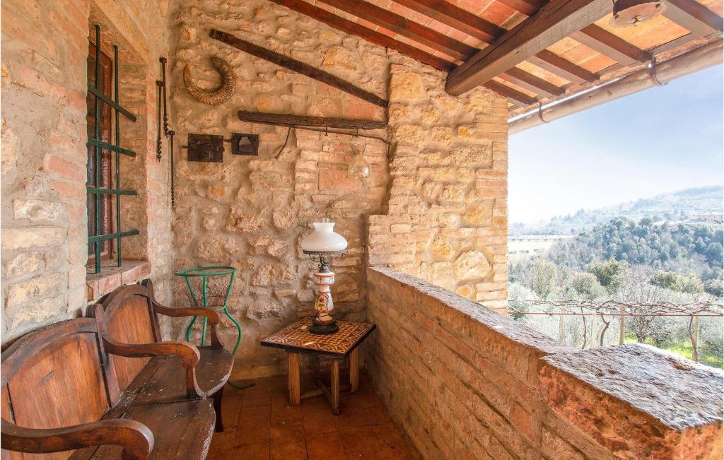 een stenen gebouw met een tafel en stoelen op een balkon bij Lovely Apartment In Volterra With Wifi in Volterra