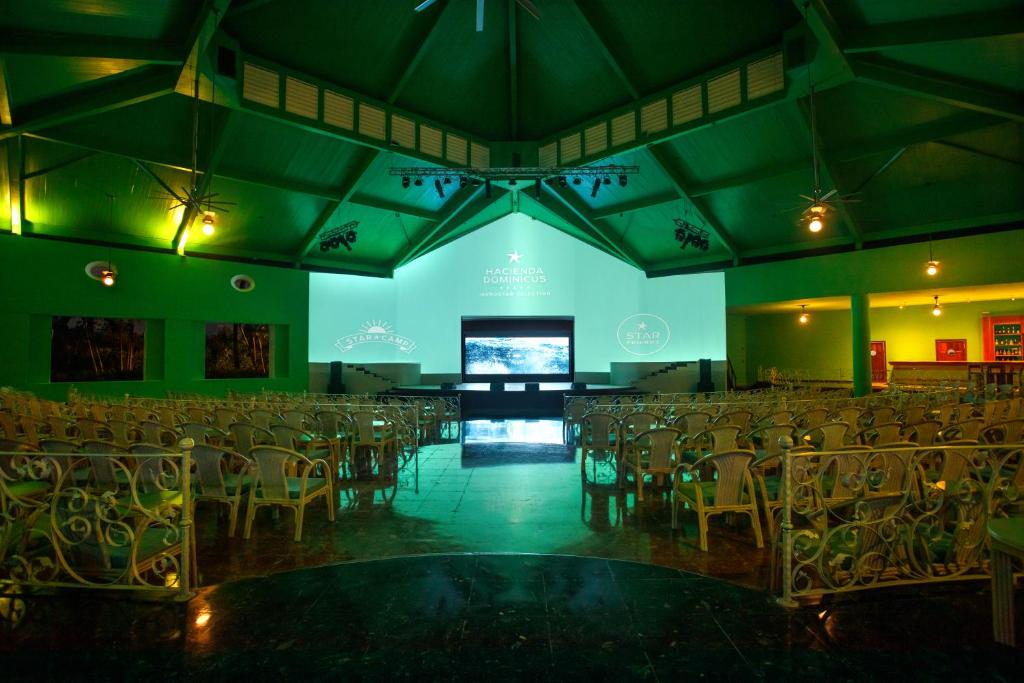 TV a/nebo společenská místnost v ubytování Iberostar Selection Hacienda Dominicus