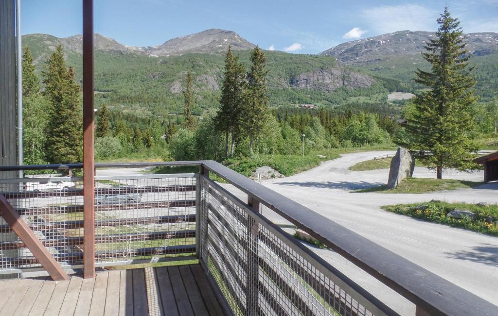 un ponte su una strada con montagne sullo sfondo di Pet Friendly Apartment In Hemsedal With House A Mountain View a Hemsedal