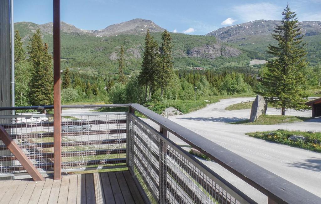 un puente sobre una carretera con montañas en el fondo en Pet Friendly Apartment In Hemsedal, en Hemsedal