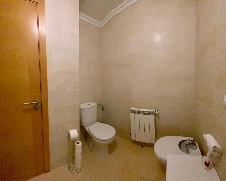 małą łazienkę z toaletą i umywalką w obiekcie TuristHome Greco w mieście Sarria