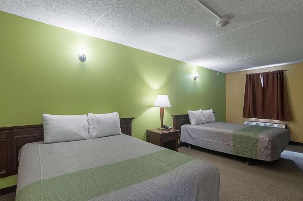 Postel nebo postele na pokoji v ubytování LoneStar Inn and Suites
