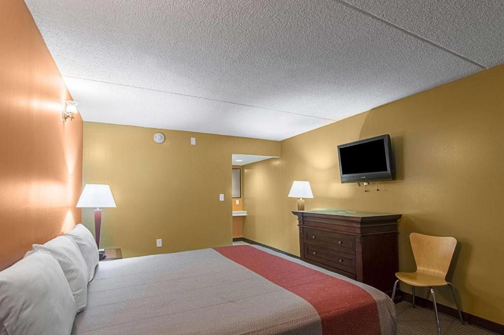 Postel nebo postele na pokoji v ubytování LoneStar Inn and Suites