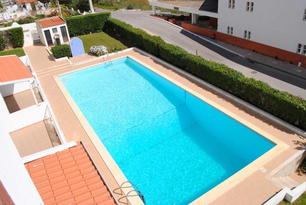 - une vue sur la piscine située dans un bâtiment dans l'établissement Apartamento Oceano, à Albufeira