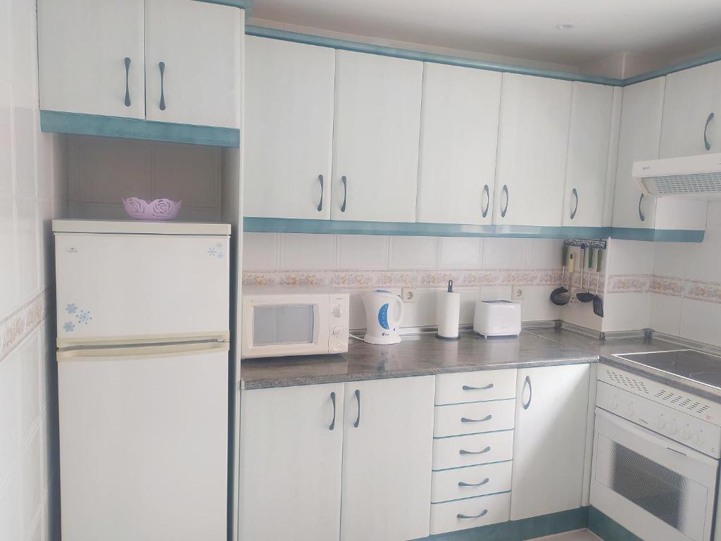 Kuchyňa alebo kuchynka v ubytovaní INMOGEST - Apartamento Mar Golondrinas - Parking free