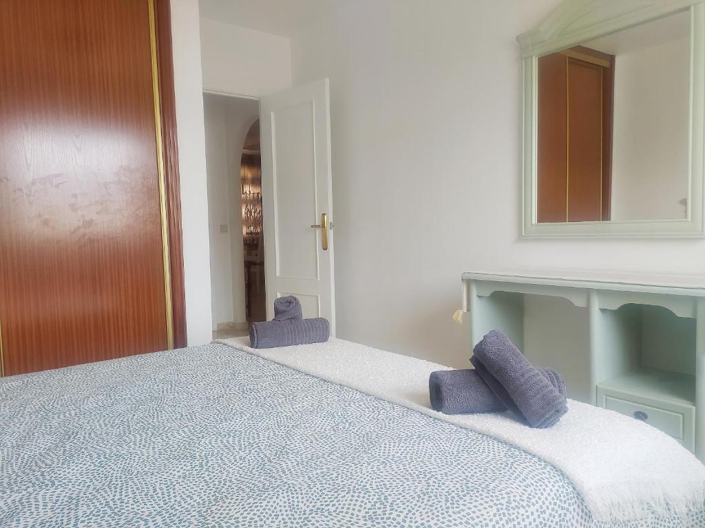 Posteľ alebo postele v izbe v ubytovaní INMOGEST - Apartamento Mar Golondrinas - Parking free