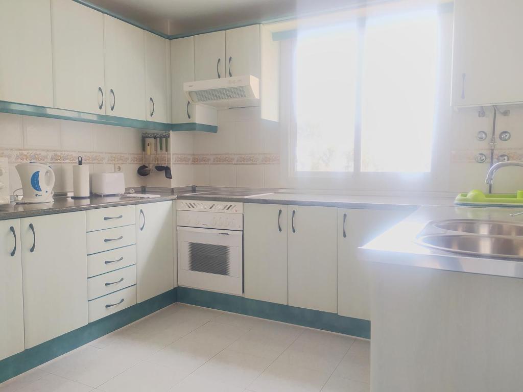Kuchyňa alebo kuchynka v ubytovaní INMOGEST - Apartamento Mar Golondrinas - Parking free