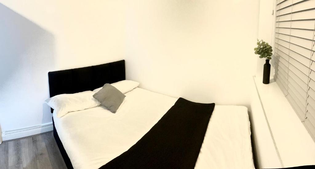 Modern 2 bed flat near Tottenham Hotspur Stadium tesisinde bir odada yatak veya yataklar