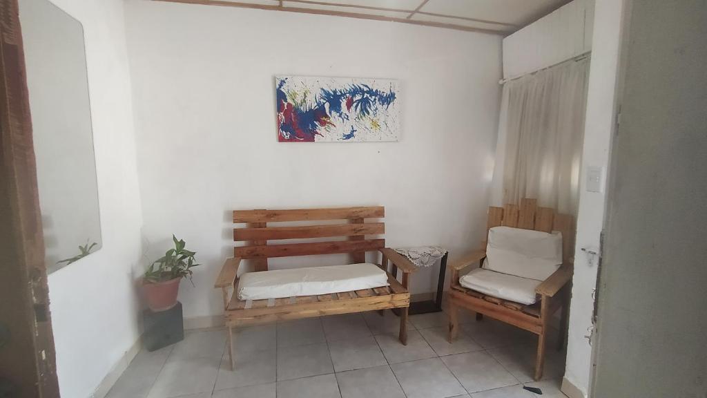 a room with two chairs and a painting on the wall at Casa Norte in Diamante