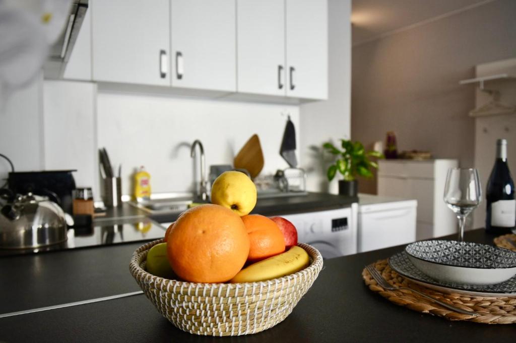 瓦爾納的住宿－Морски Бриз，厨房里的柜台上放一碗水果