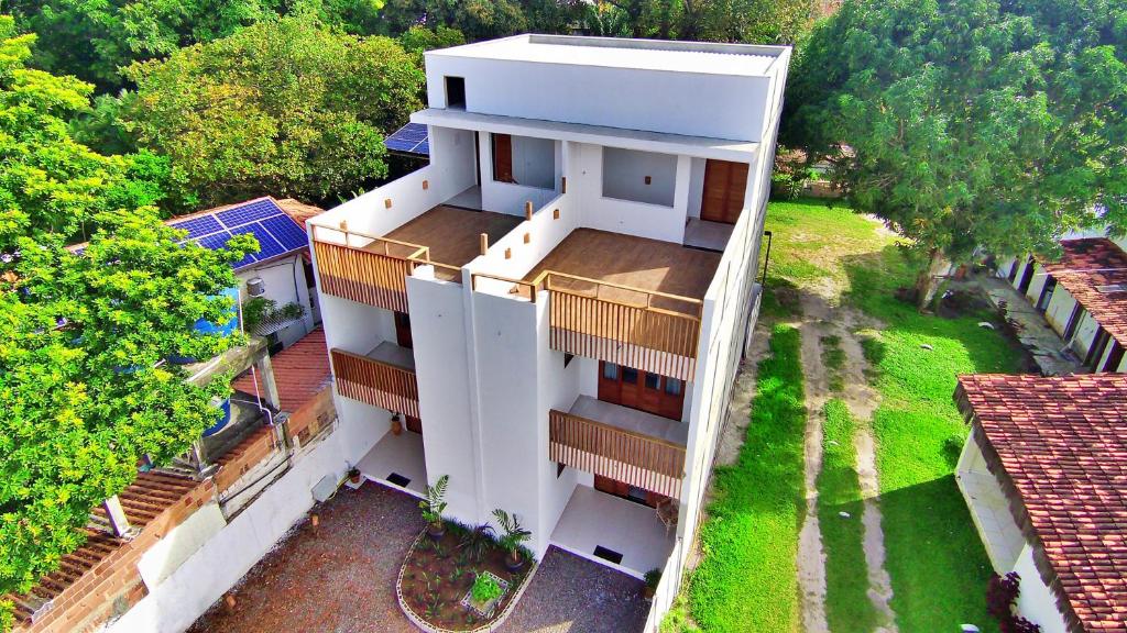 una vista aérea de una casa blanca con patio en HS Residence 1, en Itacaré