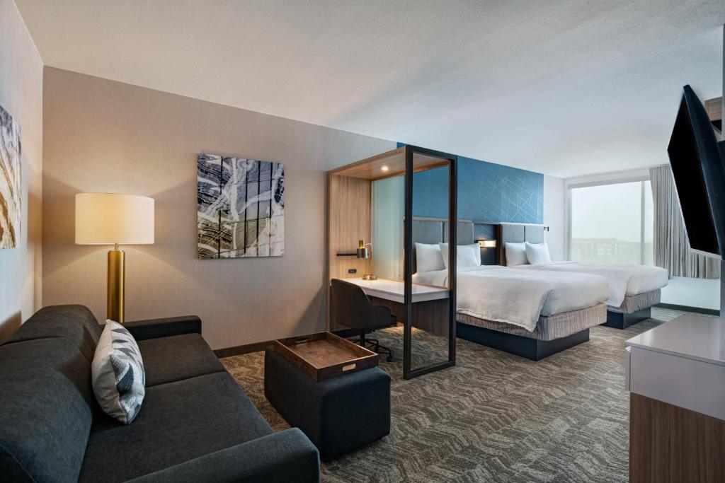 pokój hotelowy z łóżkiem i kanapą w obiekcie SpringHill Suites by Marriott Dallas Richardson/University Area w mieście Dallas