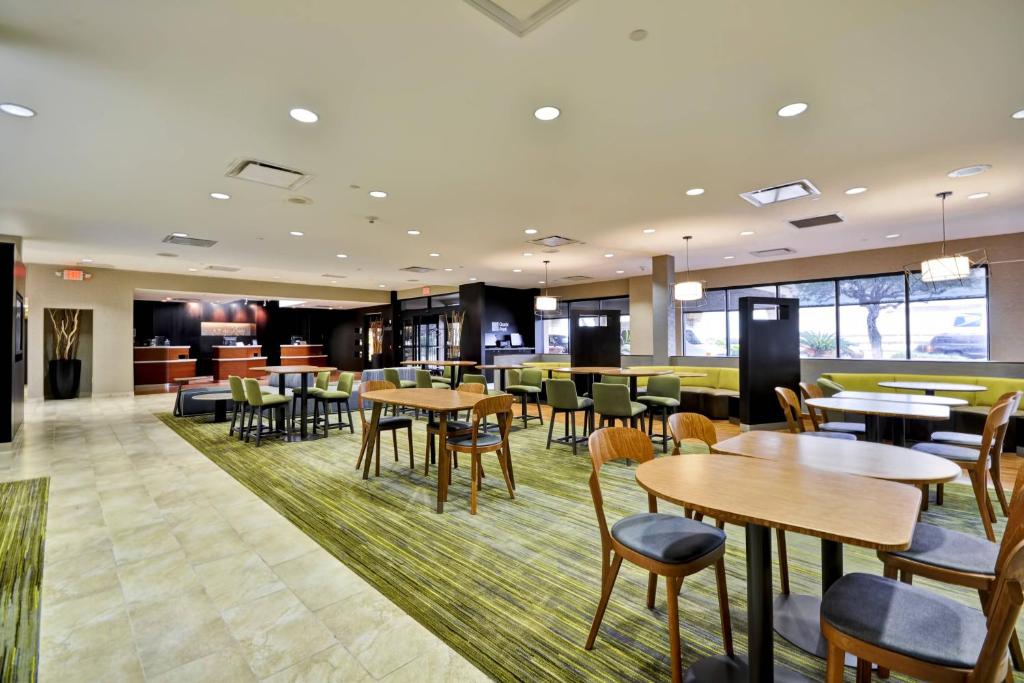 a restaurant with tables and chairs and a cafeteria at Courtyard Houston I-10 West/Energy Corridor in Houston