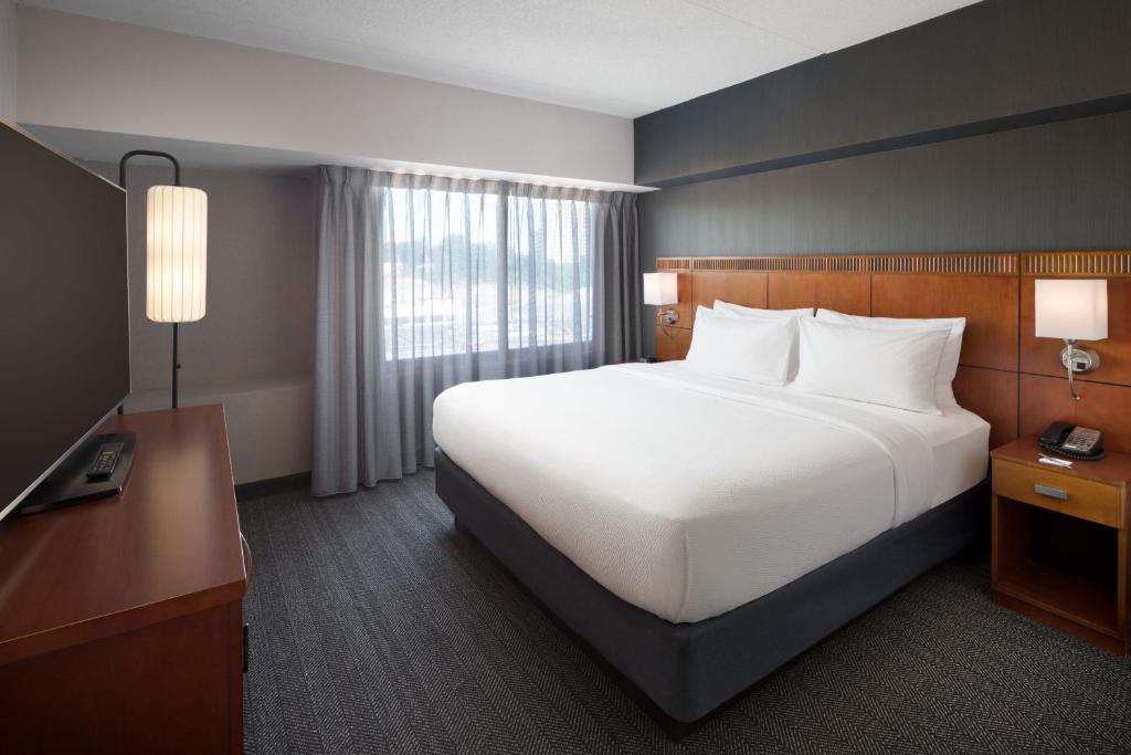 Courtyard Shelton - Suite King Con Sofá Cama