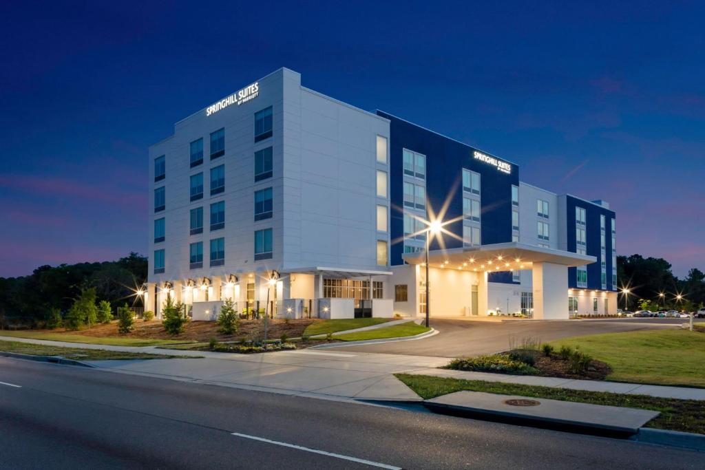 Un gran edificio blanco en una calle por la noche. en SpringHill Suites by Marriott Beaufort, en Beaufort
