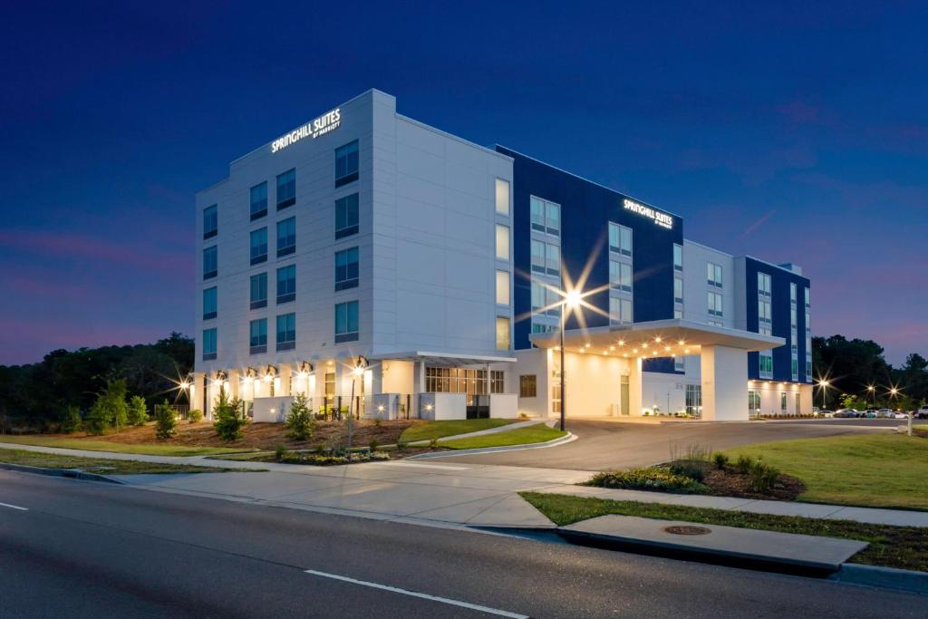 un grand bâtiment blanc dans une rue la nuit dans l'établissement SpringHill Suites by Marriott Beaufort, à Beaufort